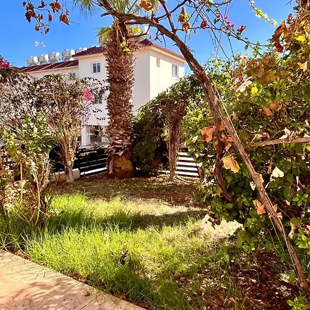 2 Bedroom With Private Garden, Walk To Nissi Beach, Communal Swimming Pool דירה איה נאפה