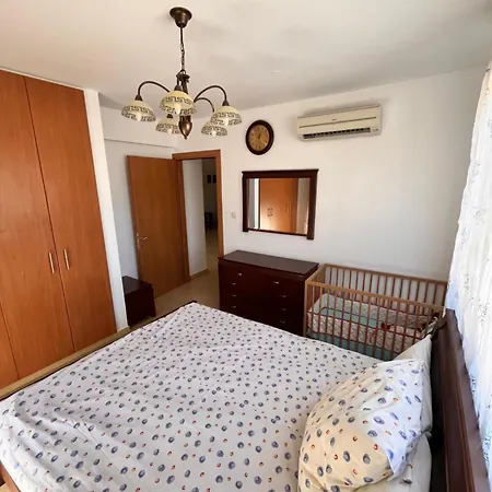 2 Bedroom With Private Garden, Walk To Nissi Beach, Communal Swimming Pool דירה