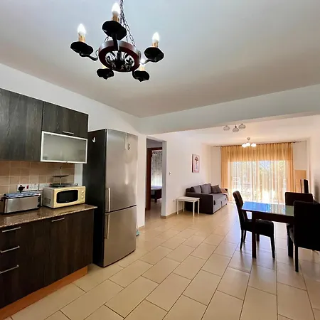 2 Bedroom With Private Garden, Walk To Nissi Beach, Communal Swimming Pool איה נאפה