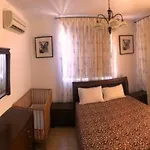 Apartment 2 Bedroom With Private Garden, Walk To Nissi Beach, Communal Swimming Pool