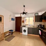 Apartment 2 Bedroom With Private Garden, Walk To Nissi Beach, Communal Swimming Pool *