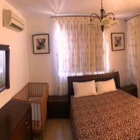 アパート 2 Bedroom With Private Garden, Walk To Nissi Beach, Communal Swimming Pool