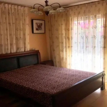 Apartment 2 Bedroom With Private Garden, Walk To Nissi Beach, Communal Swimming Pool *