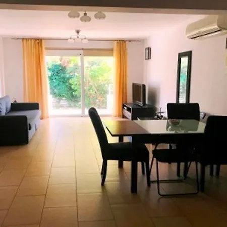 2 Bedroom With Private Garden, Walk To Nissi Beach, Communal Swimming Pool شقة
