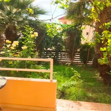 شقة 2 Bedroom With Private Garden, Walk To Nissi Beach, Communal Swimming Pool *
