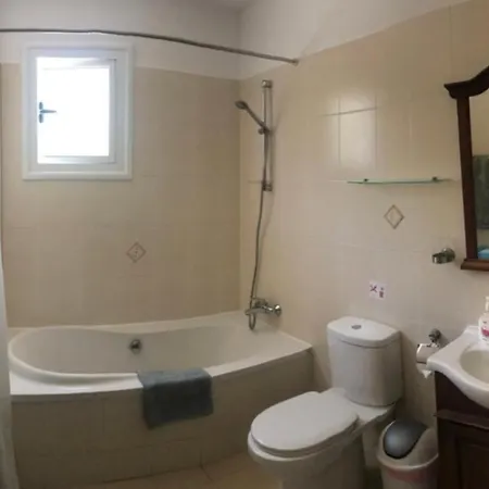 2 Bedroom With Private Garden, Walk To Nissi Beach, Communal Swimming Pool شقة أيا نابا