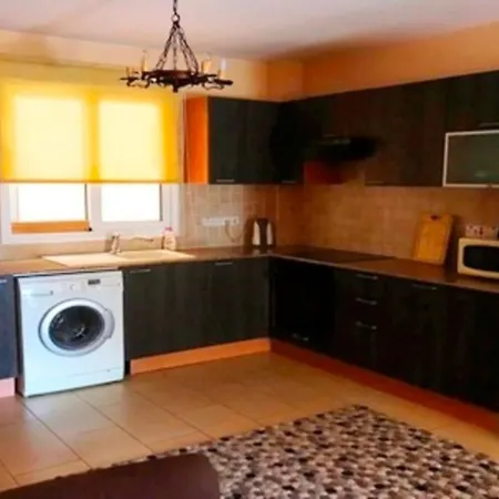 2 Bedroom With Private Garden, Walk To Nissi Beach, Communal Swimming Pool アヤナパ