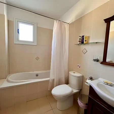 2 Bedroom With Private Garden, Walk To Nissi Beach, Communal Swimming Pool Appartement