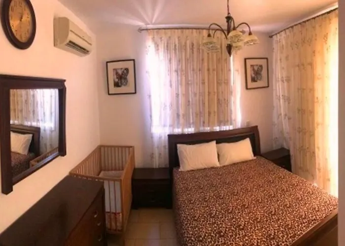 Apartmán 2 Bedroom With Private Garden, Walk To Nissi Beach, Communal Swimming Pool