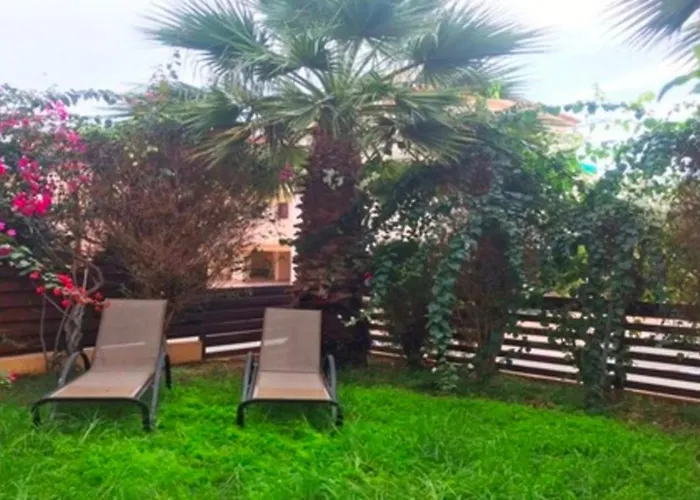 Apartmán 2 Bedroom With Private Garden, Walk To Nissi Beach, Communal Swimming Pool *