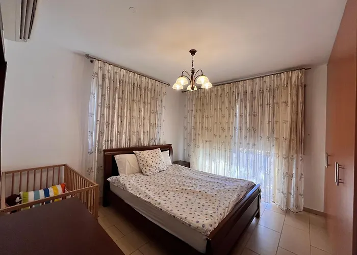 2 Bedroom With Private Garden, Walk To Nissi Beach, Communal Swimming Pool Apartmán