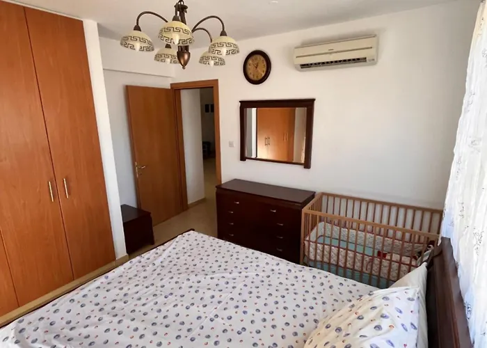 2 Bedroom With Private Garden, Walk To Nissi Beach, Communal Swimming Pool Apartmán