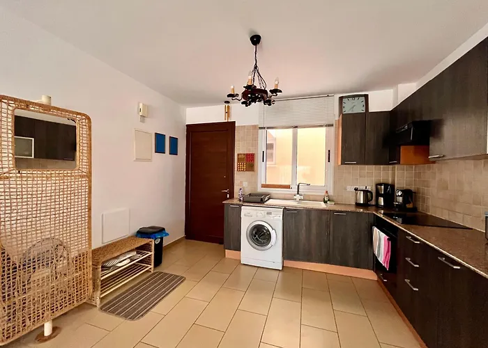Apartmán 2 Bedroom With Private Garden, Walk To Nissi Beach, Communal Swimming Pool *