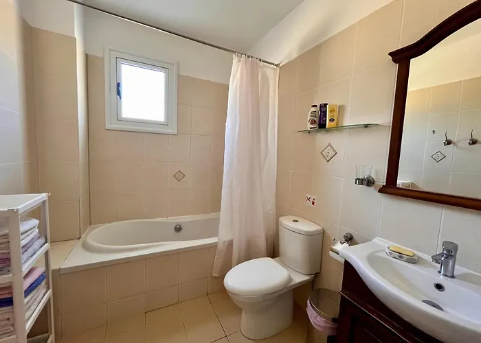 2 Bedroom With Private Garden, Walk To Nissi Beach, Communal Swimming Pool Apartmán