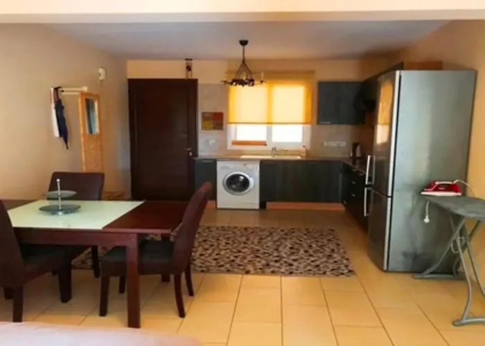 2 Bedroom With Private Garden, Walk To Nissi Beach, Communal Swimming Pool Appartamento