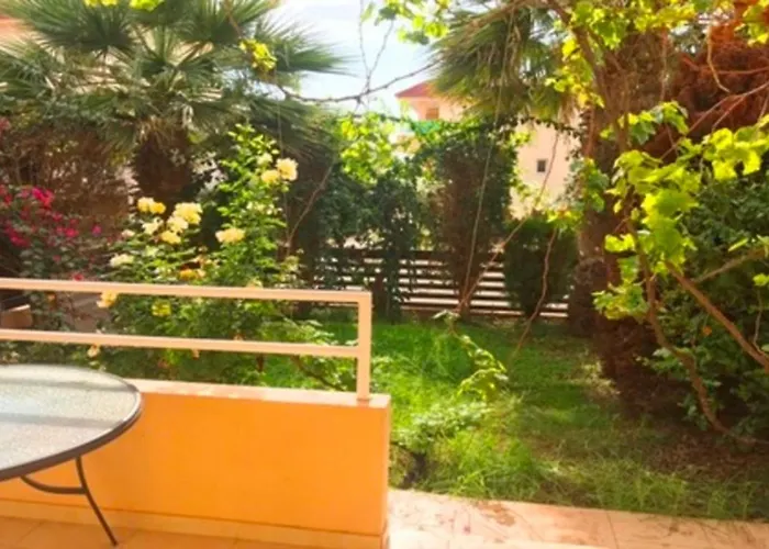 Appartamento 2 Bedroom With Private Garden, Walk To Nissi Beach, Communal Swimming Pool *