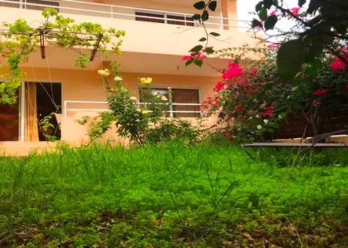 2 Bedroom With Private Garden, Walk To Nissi Beach, Communal Swimming Pool