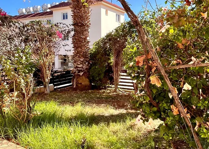 2 Bedroom With Private Garden, Walk To Nissi Beach, Communal Swimming Pool Appartamento Ayia Napa