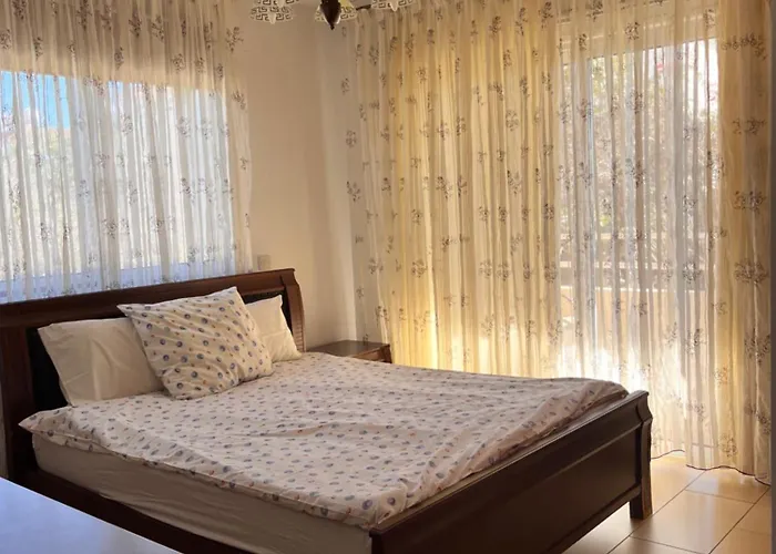 Apartamento 2 Bedroom With Private Garden, Walk To Nissi Beach, Communal Swimming Pool