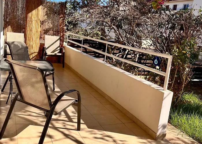 Appartamento 2 Bedroom With Private Garden, Walk To Nissi Beach, Communal Swimming Pool *