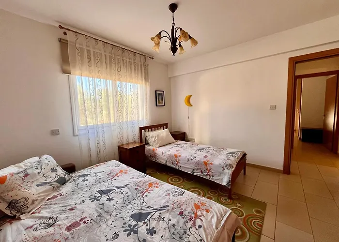 2 Bedroom With Private Garden, Walk To Nissi Beach, Communal Swimming Pool