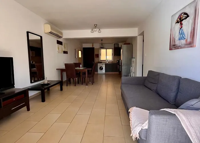 2 Bedroom With Private Garden, Walk To Nissi Beach, Communal Swimming Pool