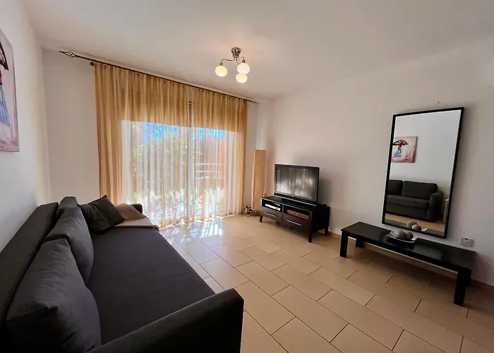 Apartamento 2 Bedroom With Private Garden, Walk To Nissi Beach, Communal Swimming Pool