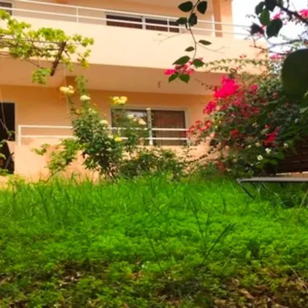 2 Bedroom With Private Garden, Walk To Nissi Beach, Communal Swimming Pool