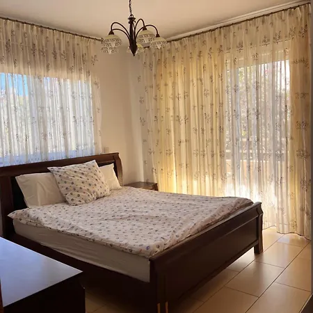 아파트 2 Bedroom With Private Garden, Walk To Nissi Beach, Communal Swimming Pool