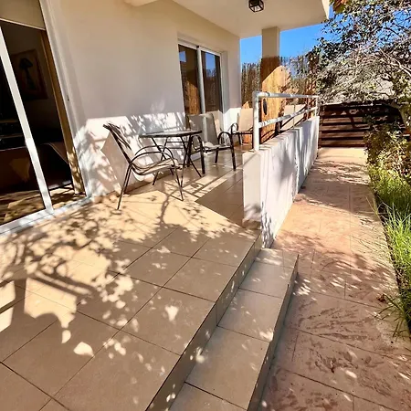 아파트 2 Bedroom With Private Garden, Walk To Nissi Beach, Communal Swimming Pool