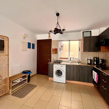 아파트 2 Bedroom With Private Garden, Walk To Nissi Beach, Communal Swimming Pool *