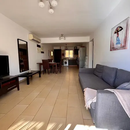 2 Bedroom With Private Garden, Walk To Nissi Beach, Communal Swimming Pool
