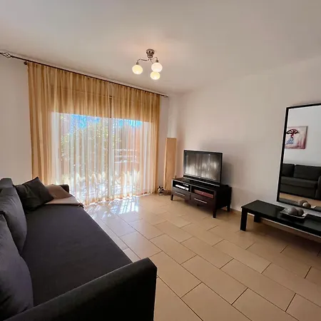 아파트 2 Bedroom With Private Garden, Walk To Nissi Beach, Communal Swimming Pool