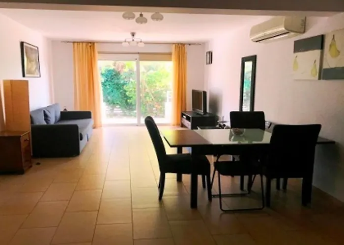 2 Bedroom With Private Garden, Walk To Nissi Beach, Communal Swimming Pool Apartamento