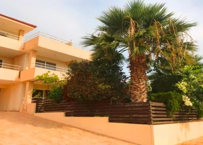 2 Bedroom With Private Garden, Walk To Nissi Beach, Communal Swimming Pool *